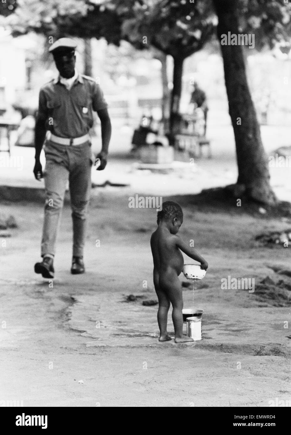 Bilder von der Daily Mirror Versuch, der Flüchtling Lager von Onitsha und Asaba während des Biafra-Krieges zu erreichen. Bild zeigt ein Kind an einem der Camps. 16. Juli 1968. Stockfoto