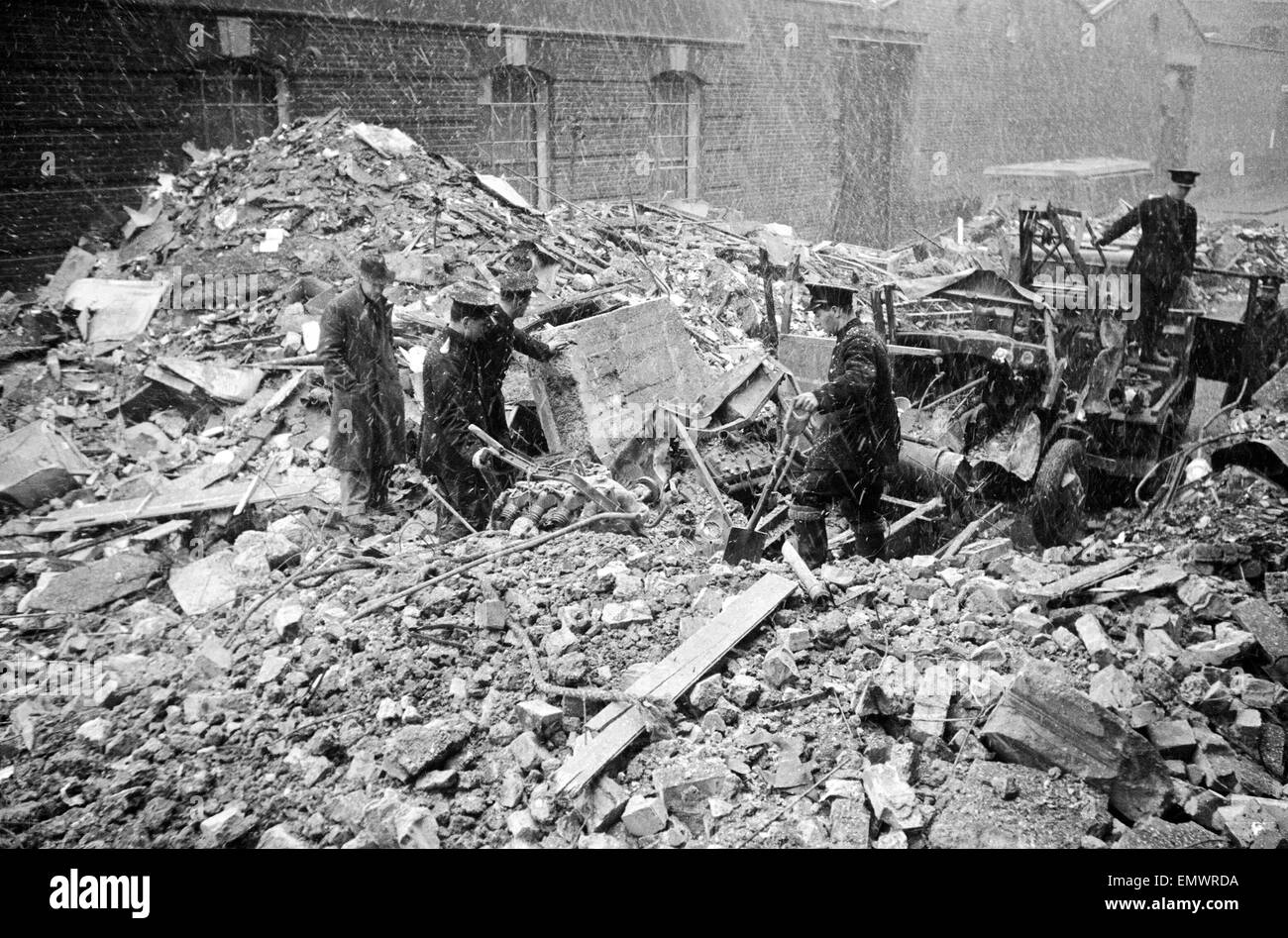 Feuerlöschfahrzeuge gefangen und nach der Nacht der Bombardierung am 29. Dezember 1940 verbrannt. Stockfoto