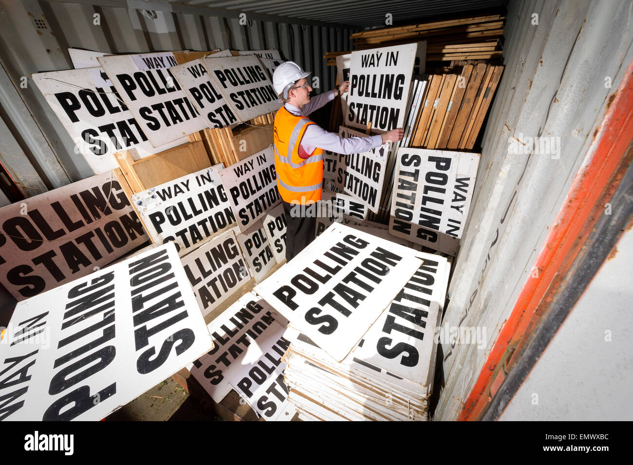 ein offizielle Rat sortiert abrufen Zeichen und Stände in Devon, in Vorbereitung auf die Parlamentswahlen am 7. Mai 2015 Stockfoto