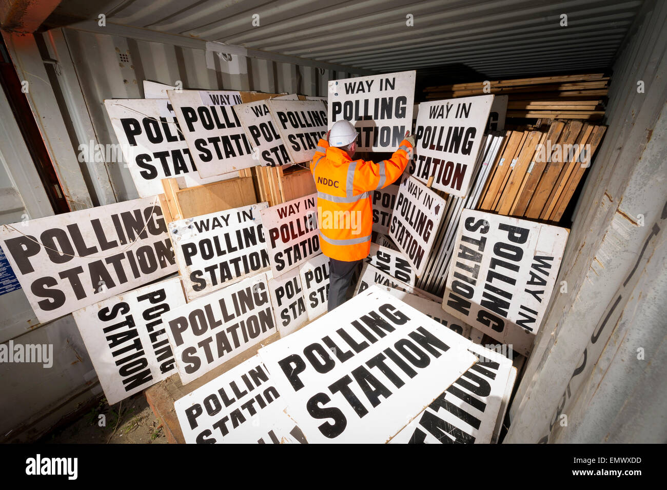 ein offizielle Rat sortiert abrufen Zeichen und Stände in Devon, in Vorbereitung auf die Parlamentswahlen am 7. Mai 2015 Stockfoto