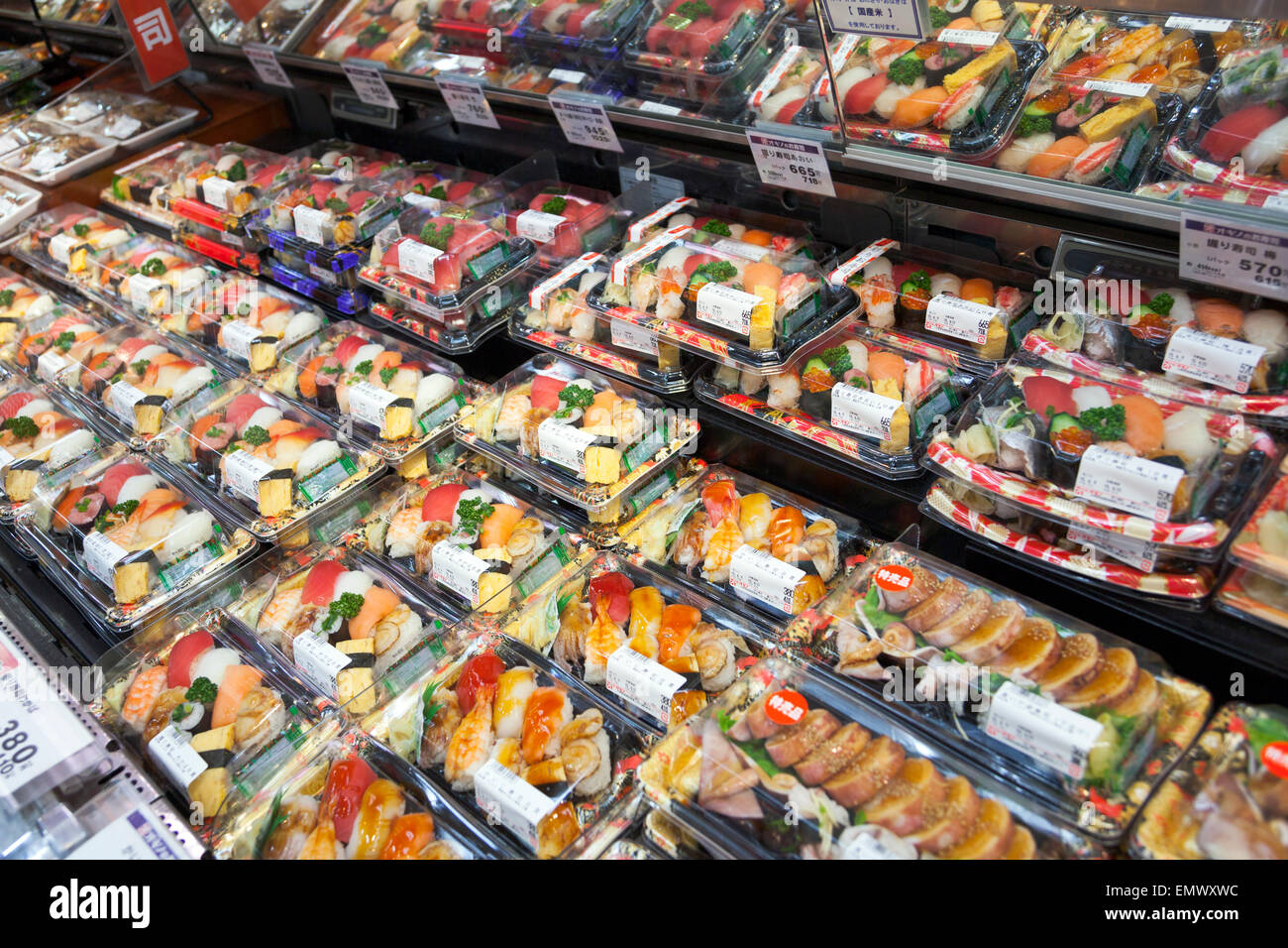 Lesen Sie gefertigte Sushi in einem Supermarkt in Japan Stockfoto