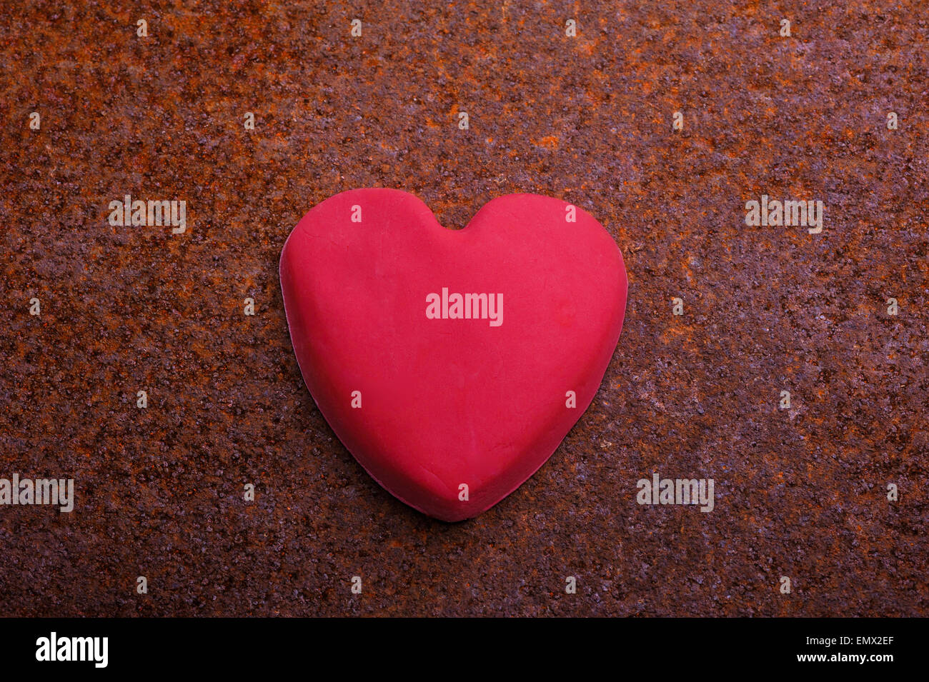 Unvollkommen, handgefertigte Fondant Vereisung heart.on korrodiert, rostigen Hintergrund. Stockfoto