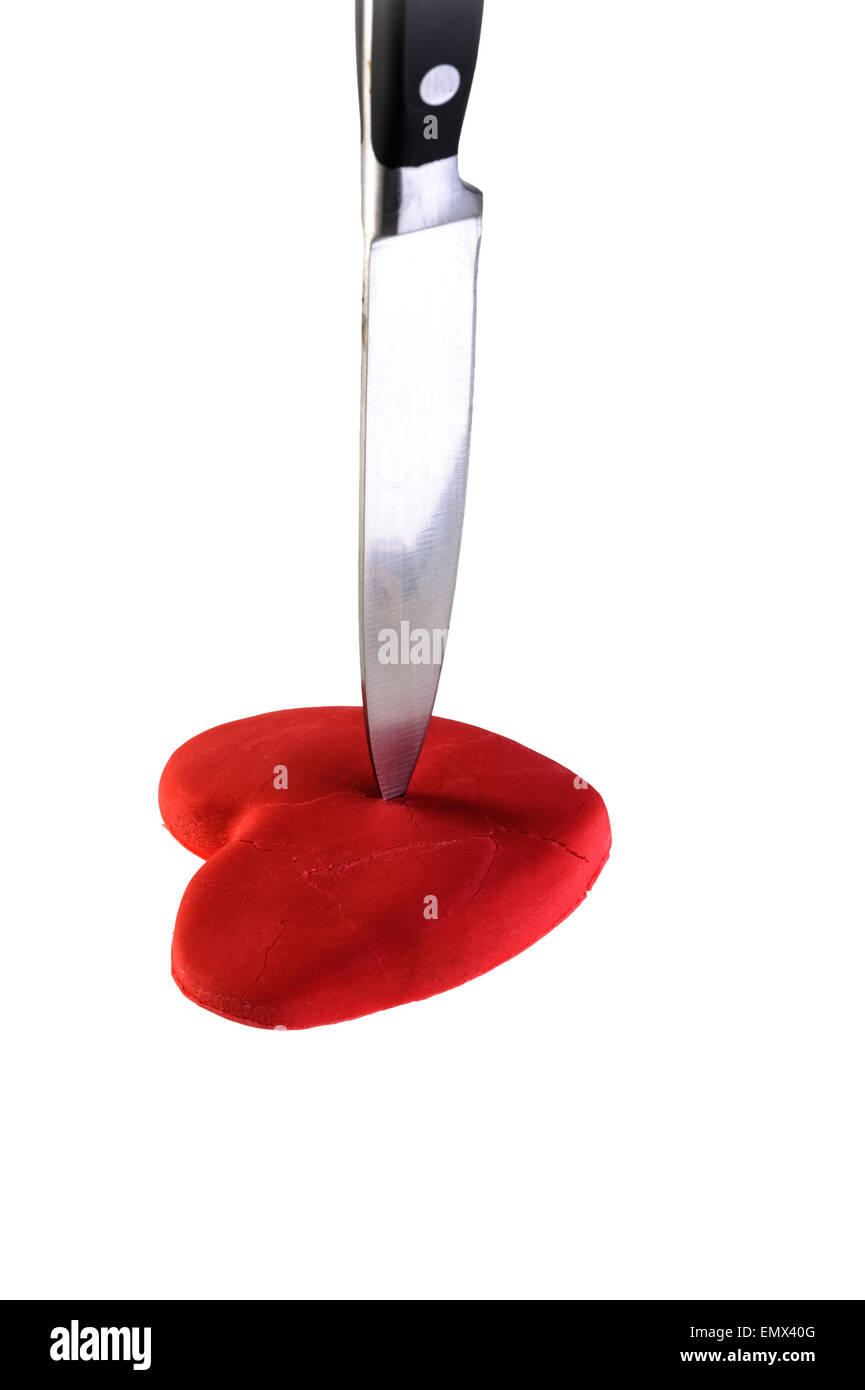 Messer piercing eine Herz aus Fondant-Glasur hergestellt. Stockfoto