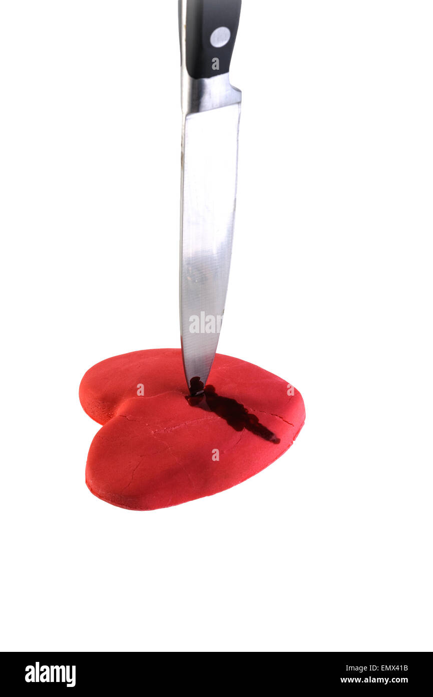 Messer piercing eine Herz aus Fondant-Glasur hergestellt. Stockfoto
