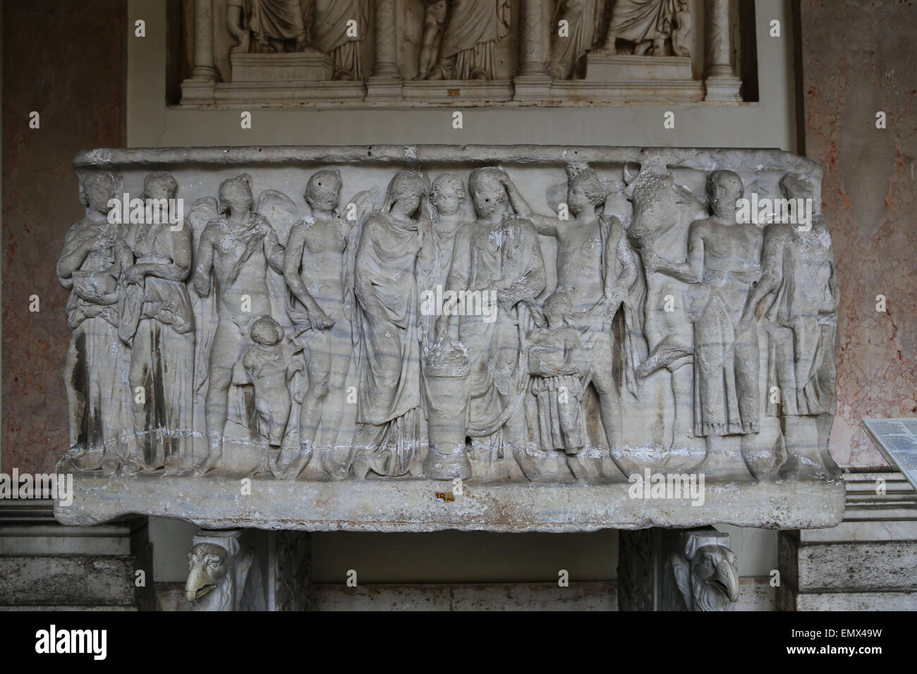 Römischer Sarkophag. Ein verheiratetes Paar bietet ein Opfer nach Concord in Anwesenheit von Juno Pronuba. 180 N. CHR.. Stockfoto