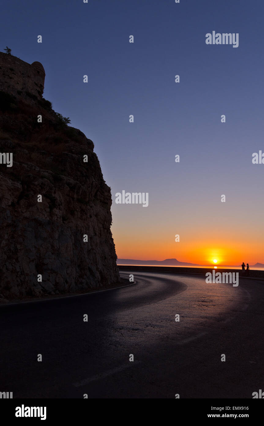 Aufnehmen von Fotos entlang der malerischen Küstenstraße bei Sonnenuntergang, Crete Stockfoto