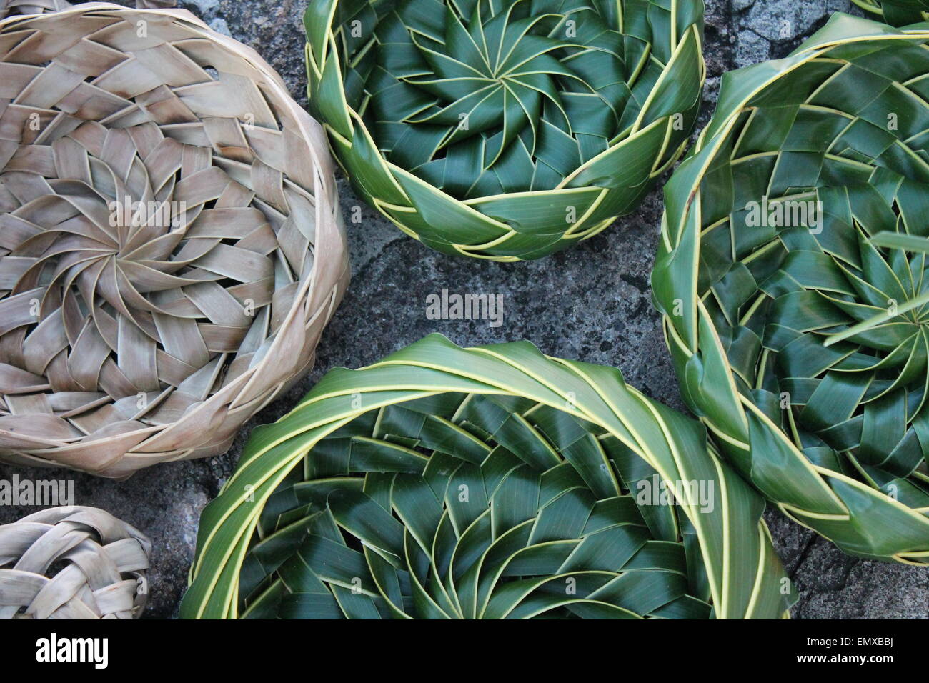Coconut Palm Leaf Warenkorb Schalen aus Palmblättern in Karibik gewebt Stockfoto