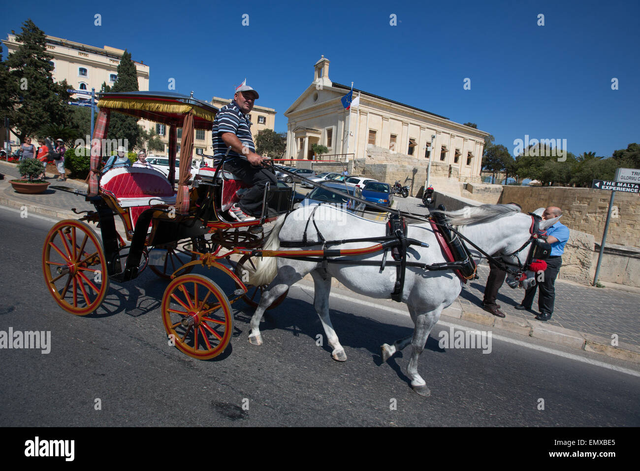 Pferd und Wagen durch die Straßen von Valletta, Malta. Stockfoto