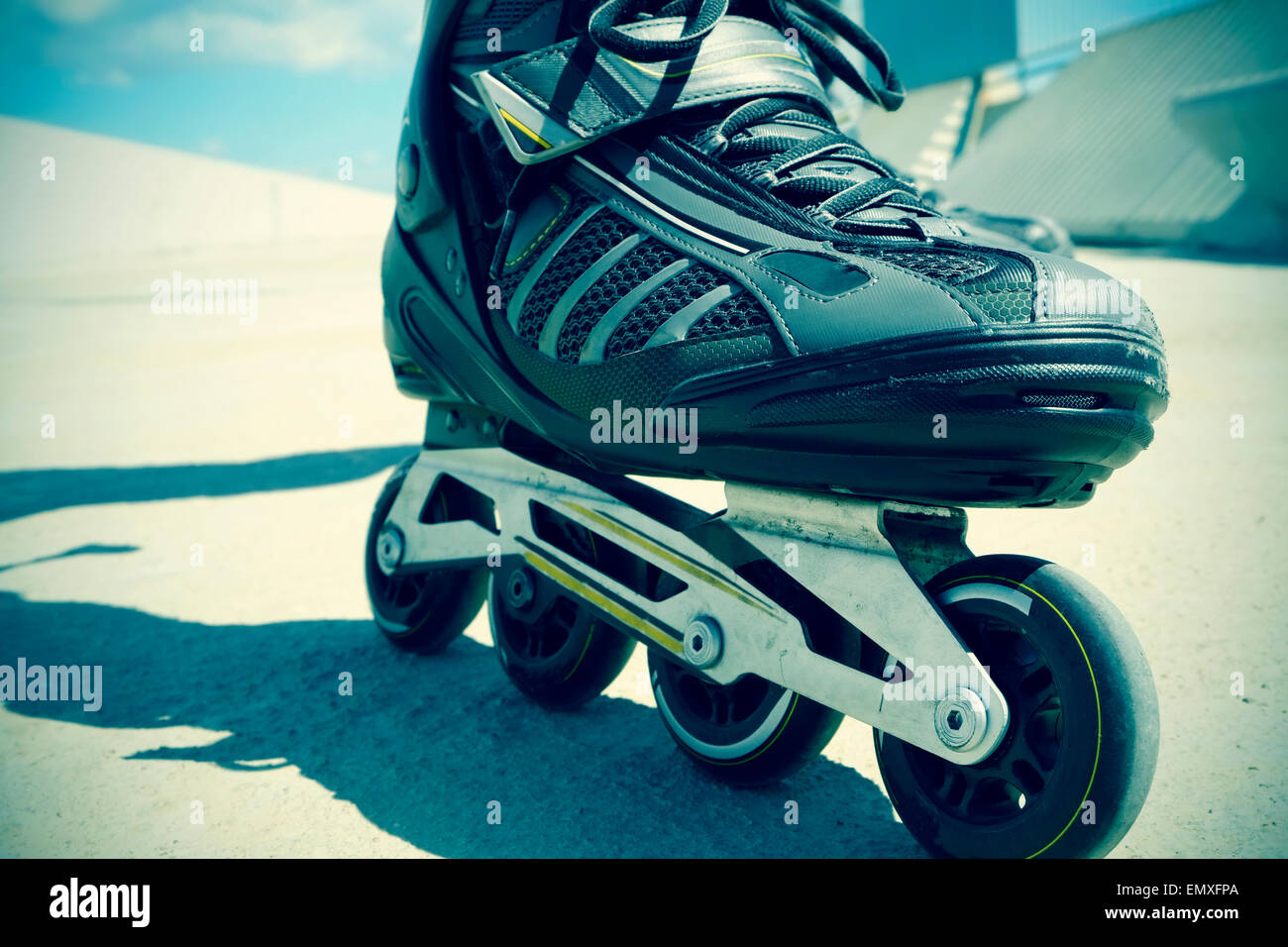 Nahaufnahme von den Füßen einen jungen Mann Rollerskating mit Inline-Skates, mit einer leichten Vignette hinzugefügt Stockfoto