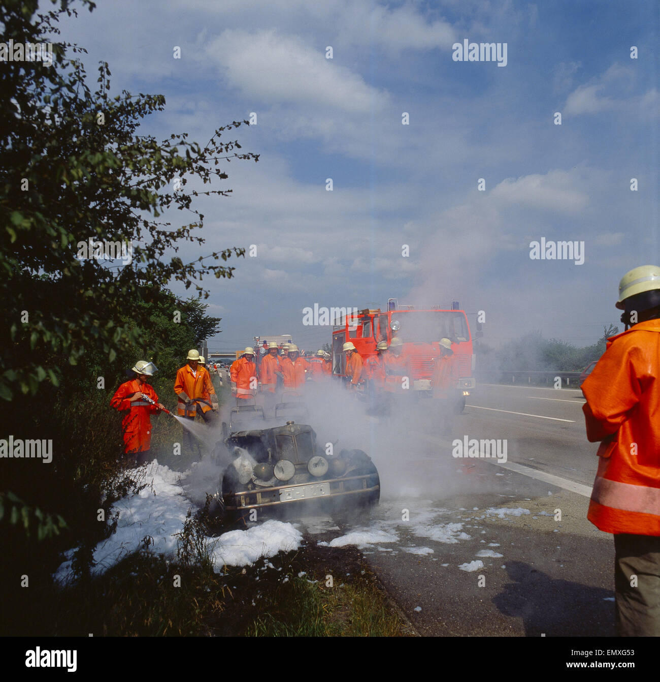 Brennendes Auto Auf Der Autobahn - Feuerwehr Im Einsatz Stockfotografie ...