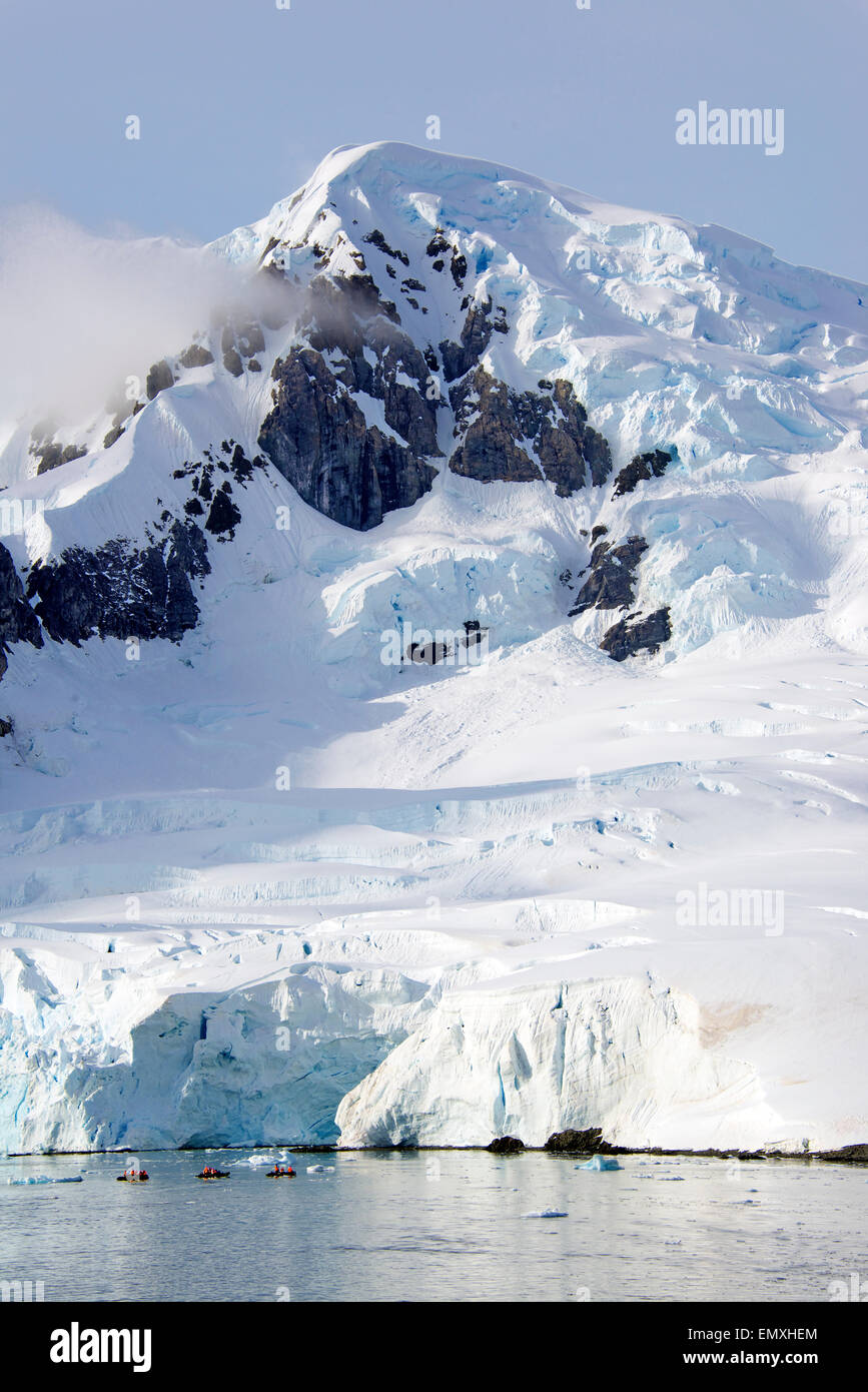 Schneebedeckte Berge mit drei Zodiacs Paradise Bay antarktischen Halbinsel Antarktis Stockfoto