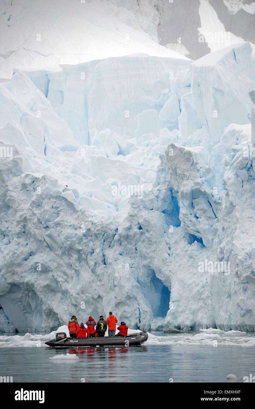 Tierkreis mit Passagieren und Glacier Paradise Bay antarktischen Halbinsel Antarktis Stockfoto