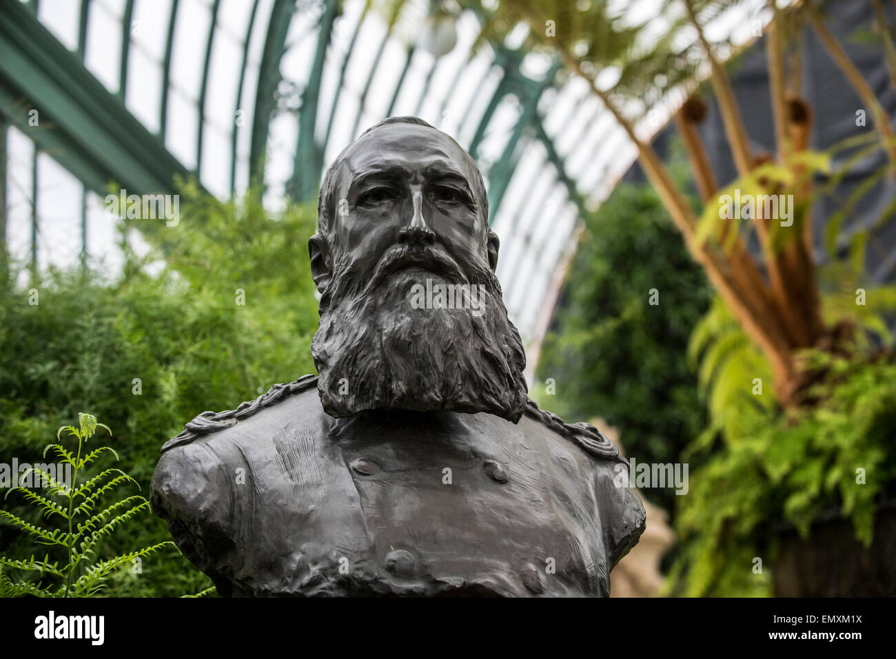Büste von Leopold II., König der Belgier an die königlichen Gewächshäuser von Laeken, Park Royal Palace von Laken, Brüssel, Belgien Stockfoto