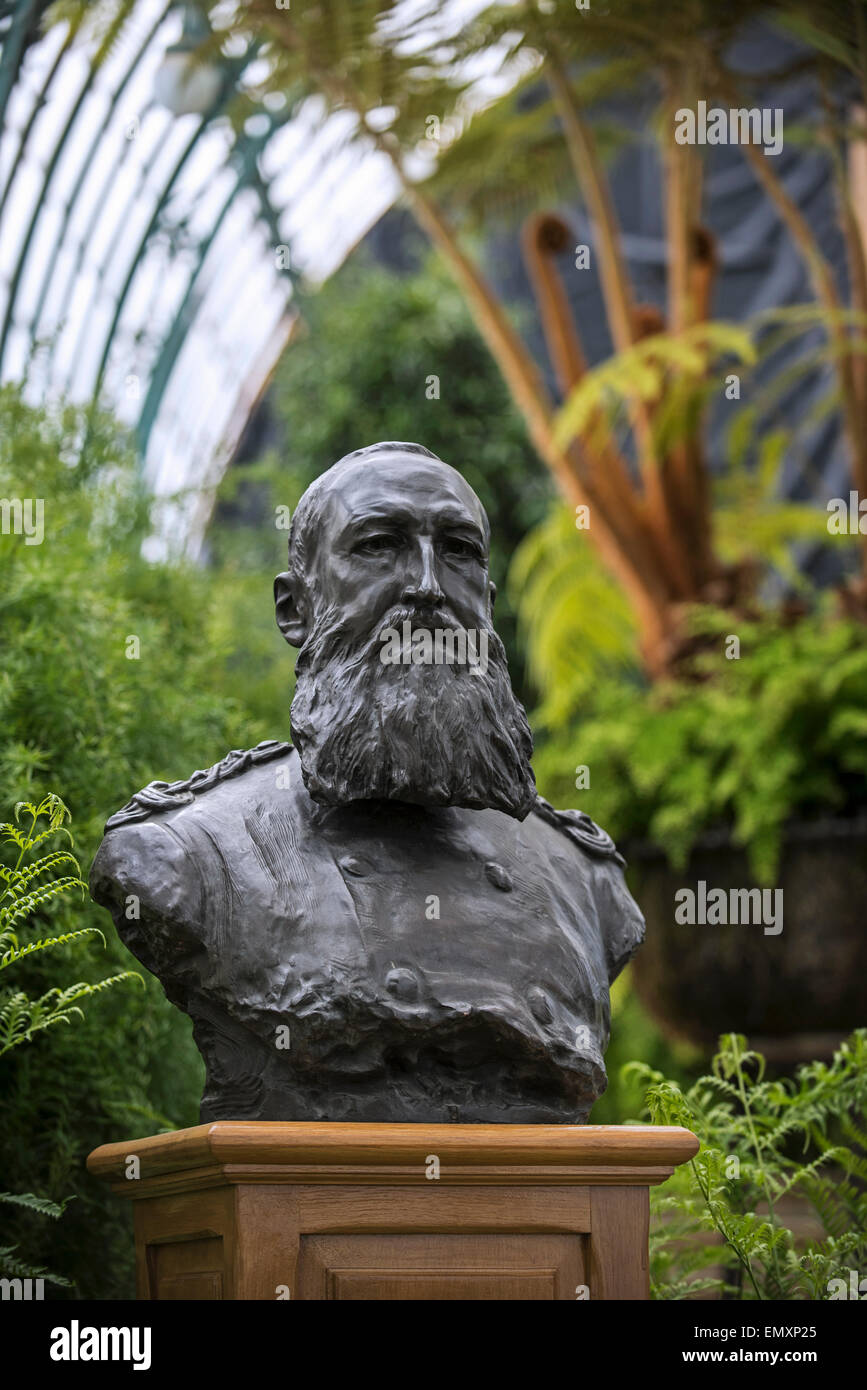 Büste von Leopold II., König der Belgier an die königlichen Gewächshäuser von Laeken, Park Royal Palace von Laken, Brüssel, Belgien Stockfoto