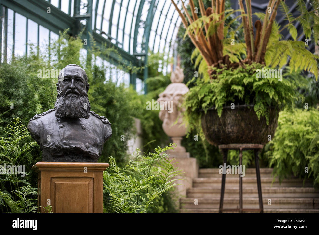 Büste von Leopold II., König der Belgier an die königlichen Gewächshäuser von Laeken, Park Royal Palace von Laken, Brüssel, Belgien Stockfoto