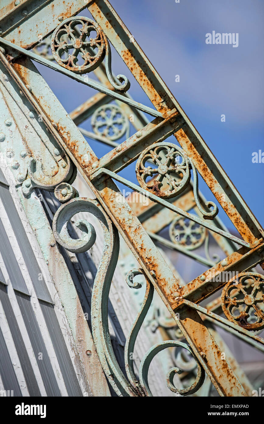 Dekorierte Schmiedeeisen Fachwerk von der königlichen Gewächshäuser von Laeken im Jugendstil im Park des königlichen Palastes, Belgien Stockfoto