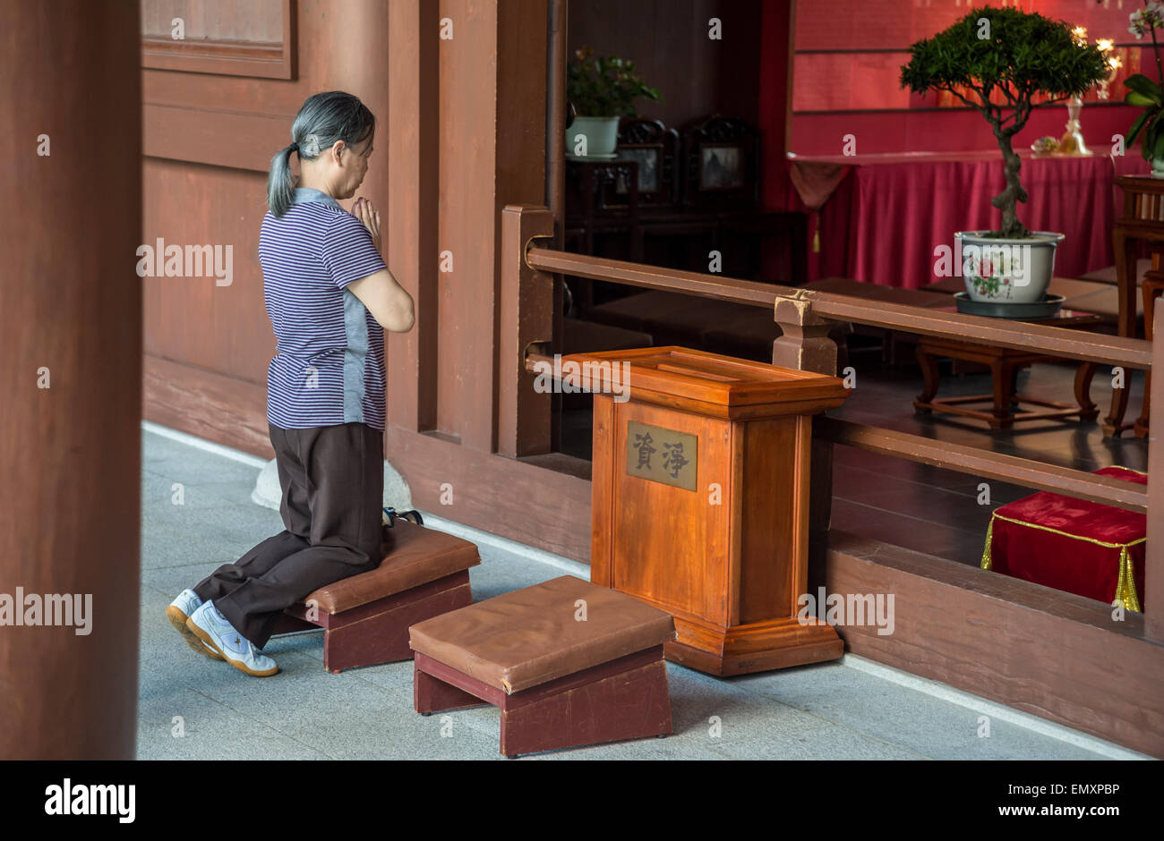 Chinesische Frau beten in einem Kloster in Hong-Kong Stockfoto