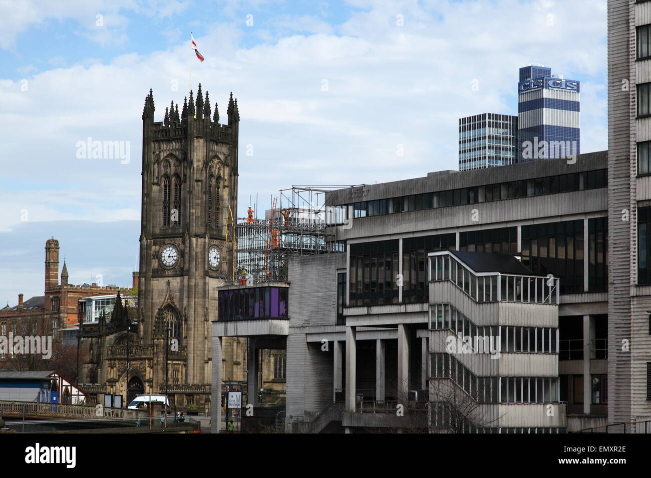 Arbeiter Abbau Gerüst im Schatten der Kathedrale im Stadtzentrum von Manchester, England UK Stockfoto