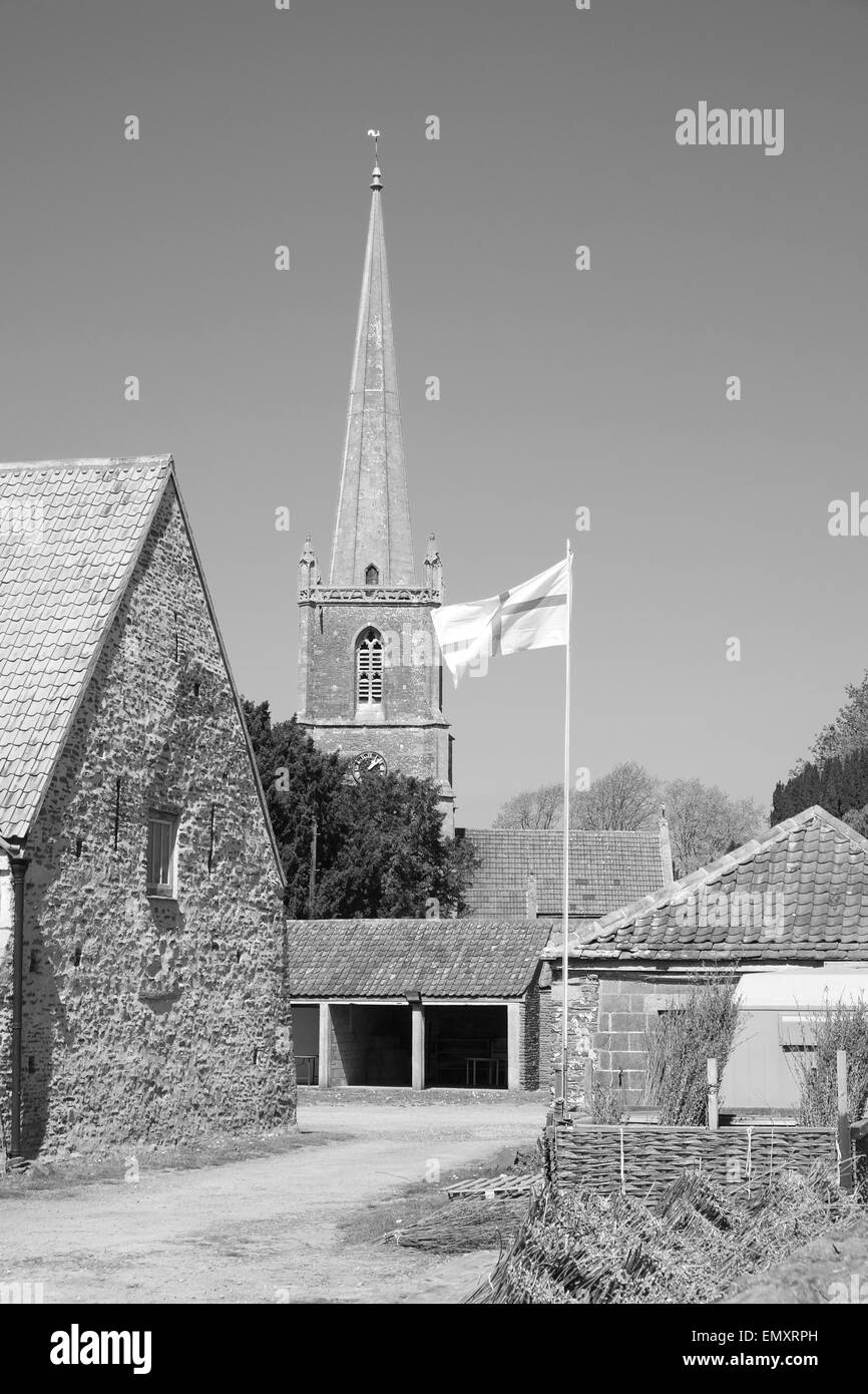 St George-Flagge vor der Pfarrkirche in Winterbourne, South Gloucestershire. 23. April 2015 Stockfoto
