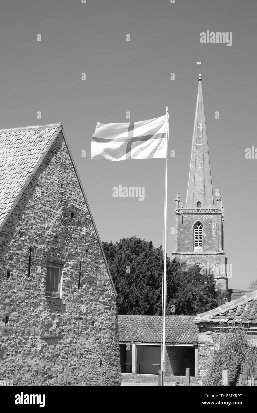 St George-Flagge vor der Pfarrkirche in Winterbourne, South Gloucestershire. 23. April 2015 Stockfoto