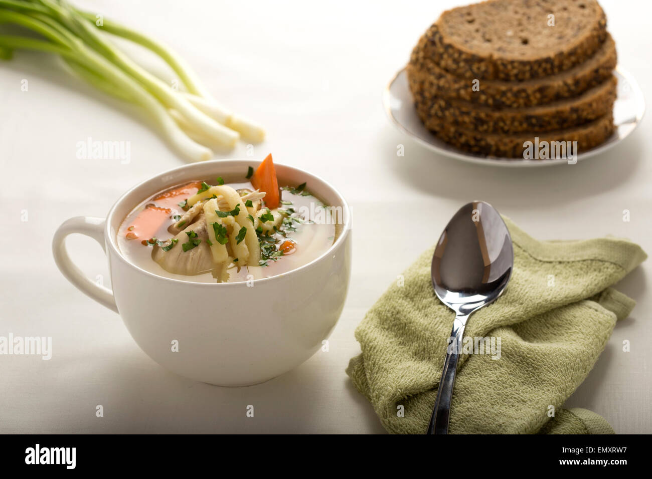 Huhn Suppe mit Gemüse, Nudeln und Brot Stockfoto