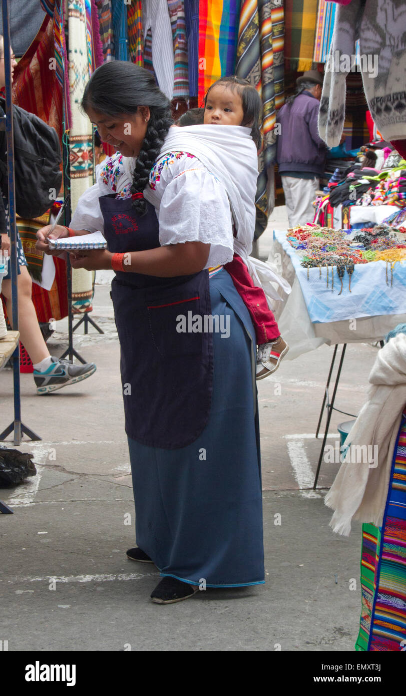 Frau mit Kind in Otavalo Markt, Ecuador zu verkaufen Stockfoto