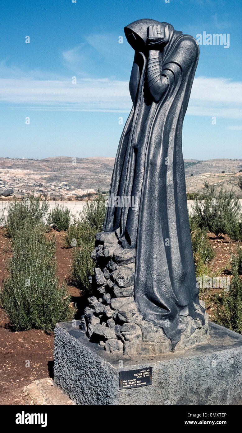 "Der stumme Schrei" Outdoor-Skulptur von Leah Michelson ehrt Holocaust-Opfer in die Yad Vashem lebende Erinnerung-Gedenkstätte in Jerusalem, Israel. Yad Vashem wurde 1953 als das Weltzentrum für Dokumentation, Forschung, Bildung und Gedenken an den Holocaust gegründet. Seine Geschichte und Kunst-Museen und andere Ausstellungsflächen sind ohne Kosten für Besucher geöffnet. Yad Vashem ist die zweite israelische Touristen am meisten besuchte Seite nach der Klagemauer. Der beeindruckende Komplex befindet sich am Westhang des Mount Herzl und Ausführen von Israels Holocaust Märtyrer und Helden Erinnerung-Behörde. Stockfoto