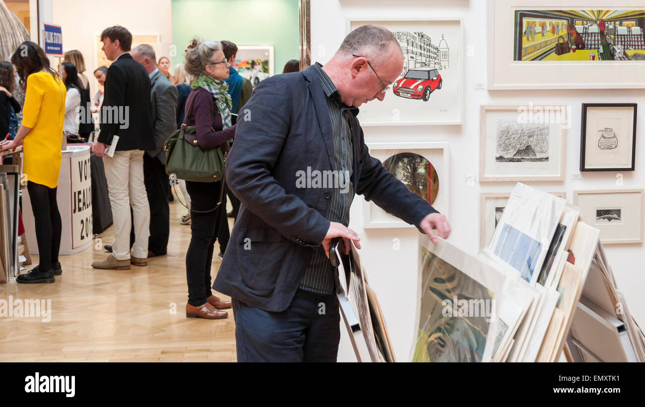 Piccadilly, London, UK. 22. April 2015. Mitglieder und Gäste in der Presseschau der 30. London Original Print Fair, Europas größte Werke-auf-Papier-Veranstaltung, auf der Royal Academy of Arts vom 23. bis 26. April 2015 stattfindet.  Zu sehen sind Werke aus allen Epochen der Druckgrafik, von den frühesten Holzschnitten von Dürer, zu den neuesten Ausgaben von zeitgenössischen meistern. Bildnachweis: Stephen Chung / Alamy Live News Stockfoto