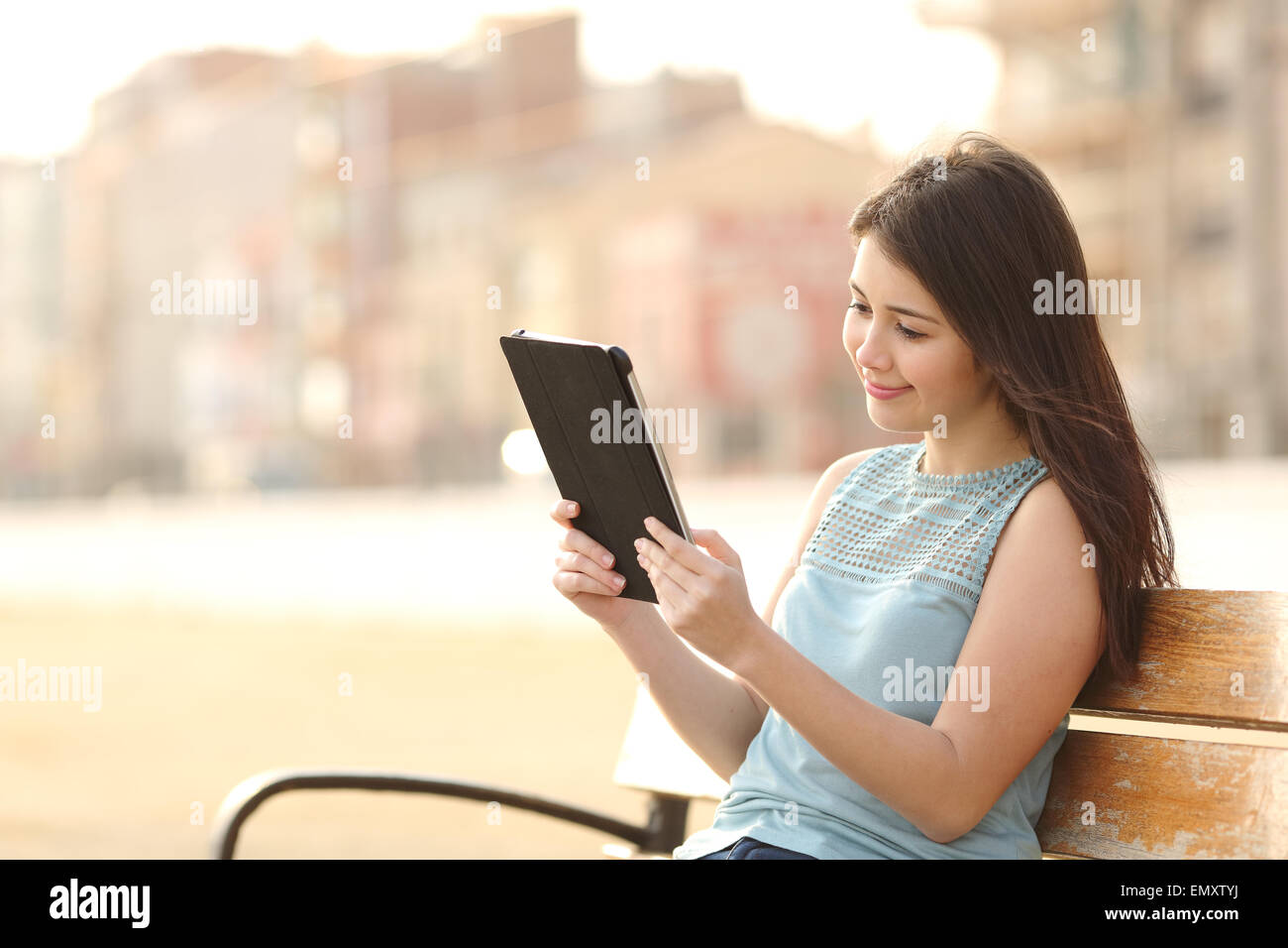 Happy Teen Studentin ein Tablet oder e-Book lesen und lernen in einem park Stockfoto
