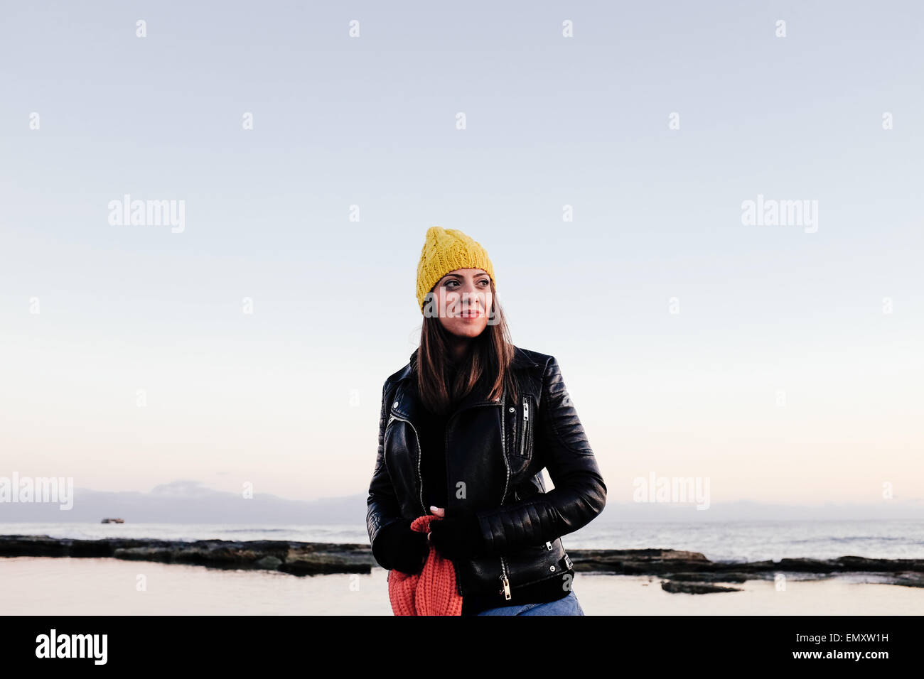 Junge Frau mit gelber Schädel GAP outdoor Vintage outfit Stockfoto