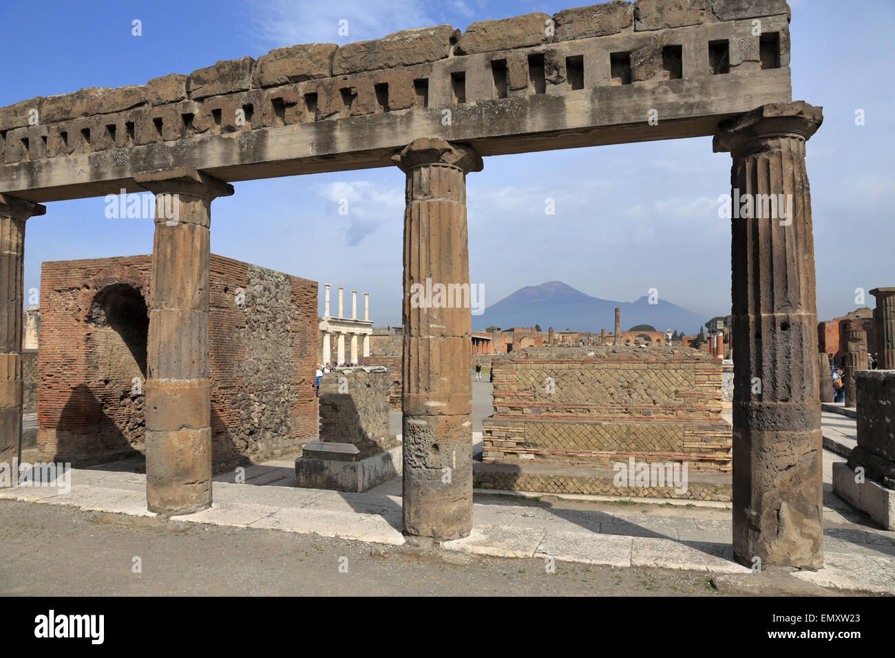 Forum-Kolonnade durch die öffentliche Verwaltungsgebäude mit dem Vesuv in der Ferne, Pompeji, Italien. Stockfoto