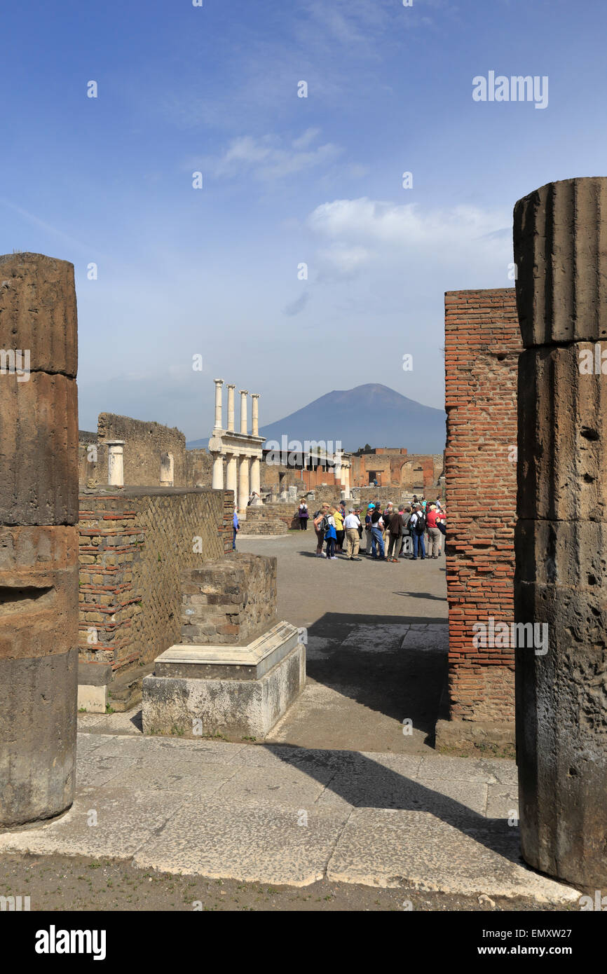 Forum-Spalten durch die öffentliche Verwaltungsgebäude mit dem Vesuv in der Ferne, Pompeji, Italien. Stockfoto