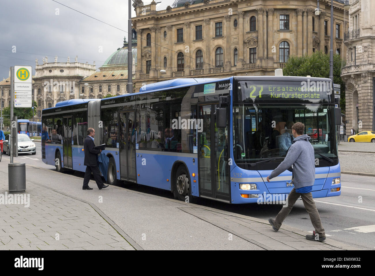Bendy-Bus erwartet Passagier an einem Arbeitstag Morgen im Zentrum von München. Stockfoto