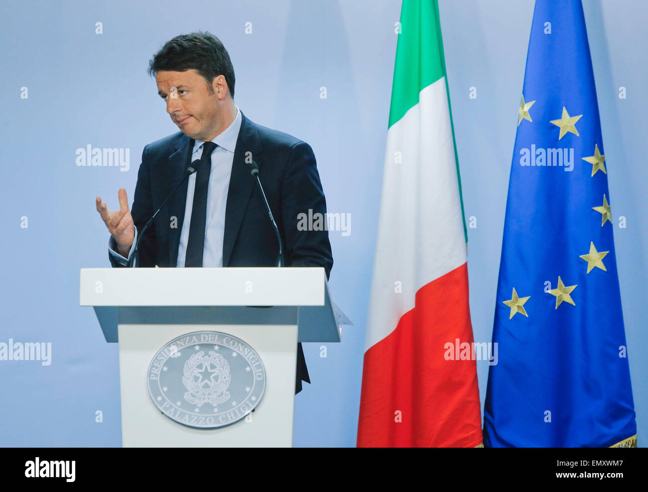 (150423)--Brüssel, 23. April 2015 (Xinhua)--Italiens Premier Matteo Renzi spricht auf der Press briefing nach der Sondergipfel der Europäischen Union (EU) mit dem Ziel zu erörtern, wie an den Migrationsdruck im Mittelmeer auf EU-in Brüssel, Belgien, am 23. April 2015 Hauptquartier. Nur 28 Migranten aus 700 scheinen bei weitem überlebt haben, nachdem ihr Boot etwa 120 Meilen südlich von Lampedusa, Italien, am Samstagabend kenterte. (Xinhua/Zhou Lei) Stockfoto