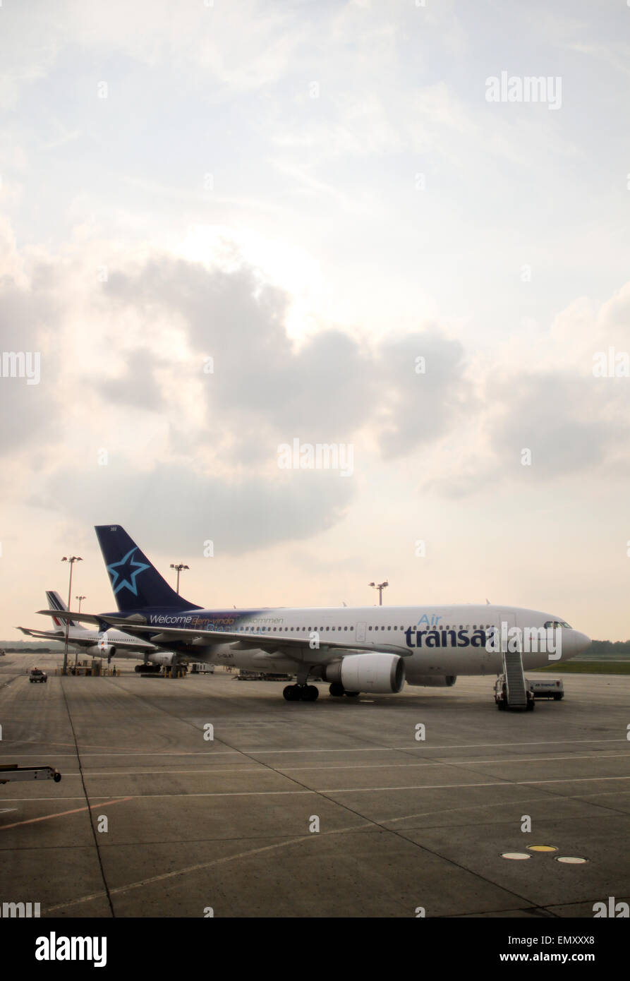 Ein Air Transat-Flugzeug auf dem Boden bei Pierre Elliott Trudeau International Airport in Montreal, que. Stockfoto