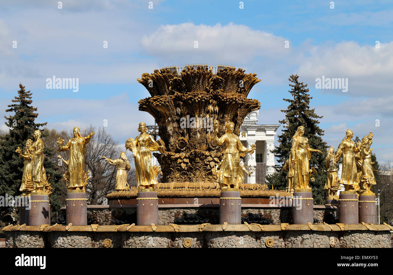 Schöne goldene Brunnen in Moskau Völkerfreundschaft Stockfoto