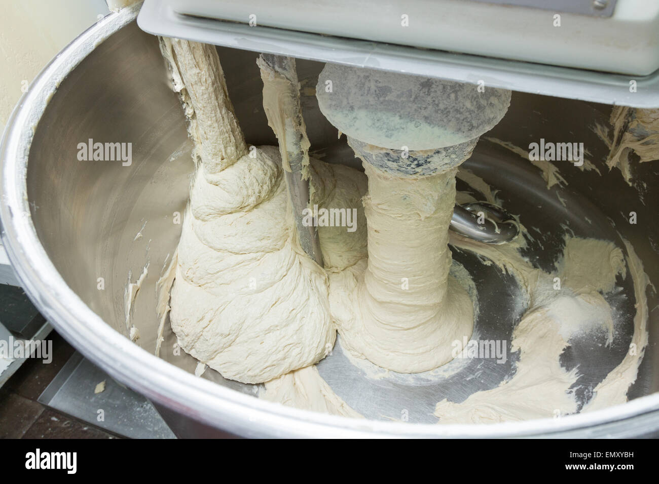 Teig kneten auf einer Brotfabrik Bäckerei Produktion Stockfoto