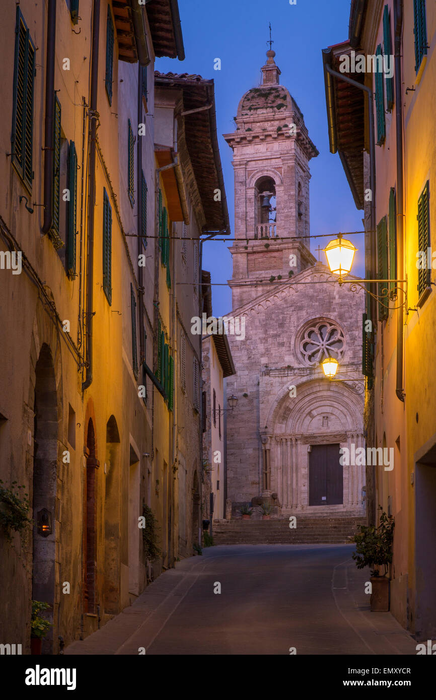 Twilght über Kirche Collegiata, San Quirico d ' Orcia, Toskana, Italien Stockfoto
