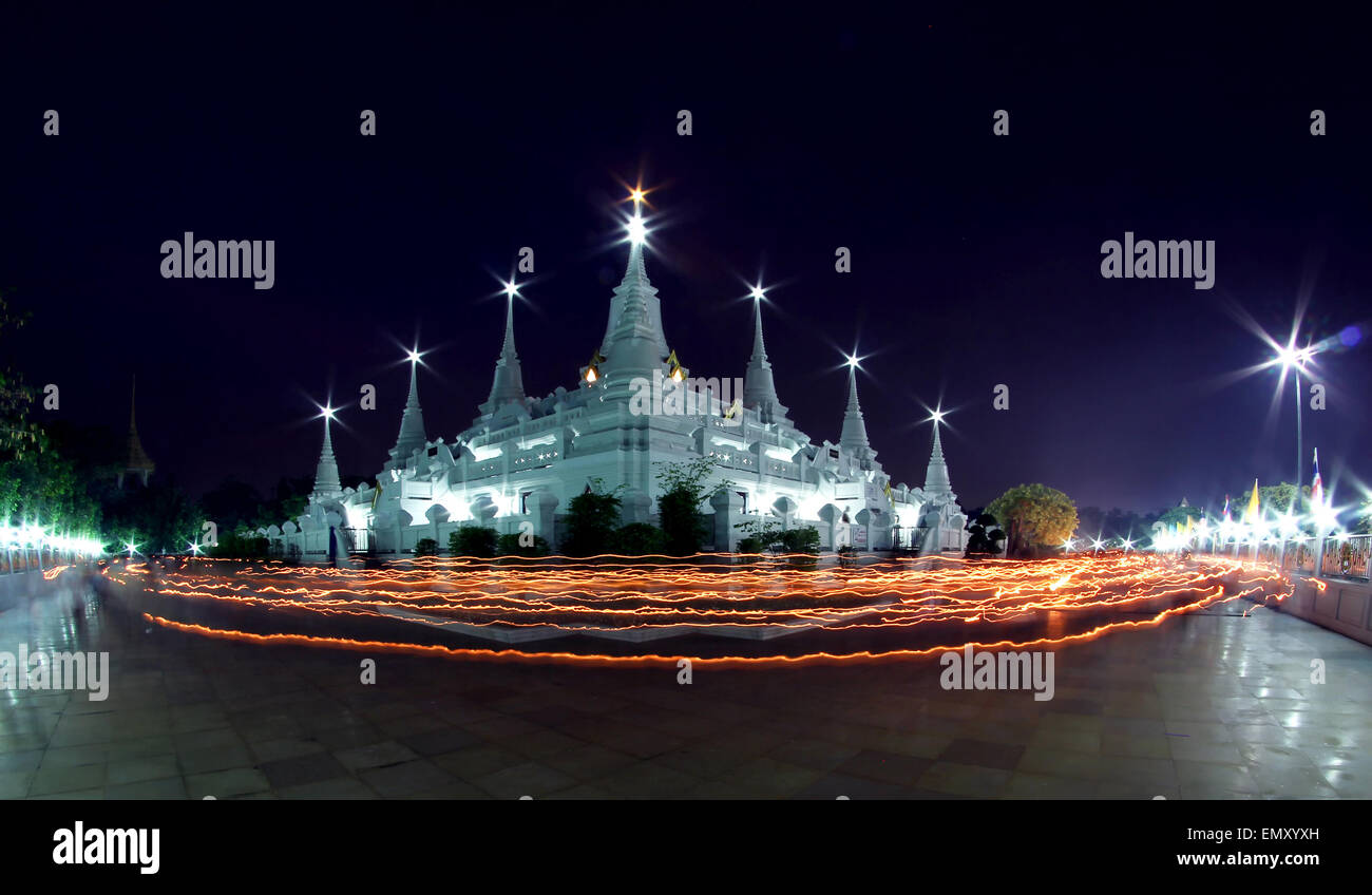 Die thailändische Kultur Fuß mit brennenden Kerzen in der Hand um einen Tempel (Wian Tian) Stockfoto