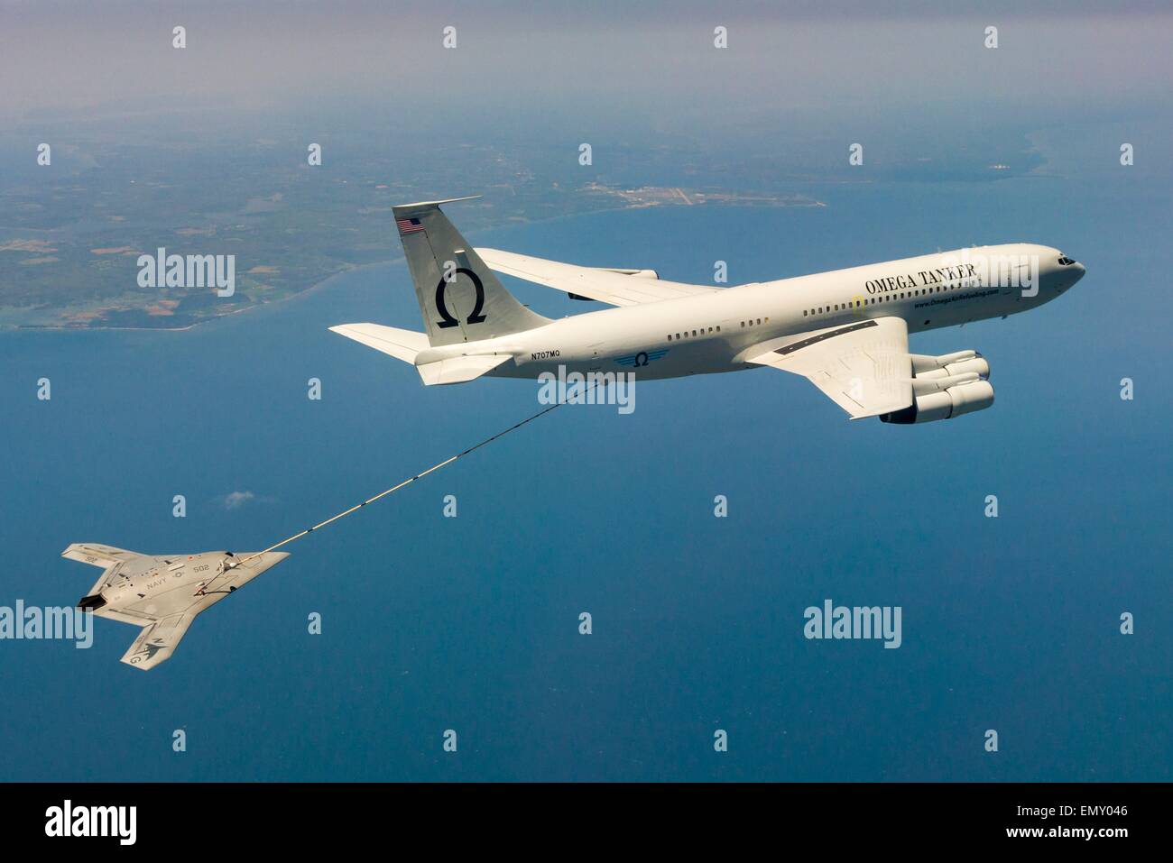 Ein US Navy X-47 b unbemannte Combat Air System, das Flugzeug ist tanken aus einem Omega K-707 Tanker während des Betriebs in der atlantischen Test reicht über die Chesapeake Bay 22. April 2015 in Patuxent River, Maryland. Die Bedienung ist zum ersten Mal eine unbemannte Flugzeuge im Flug betankt. Stockfoto