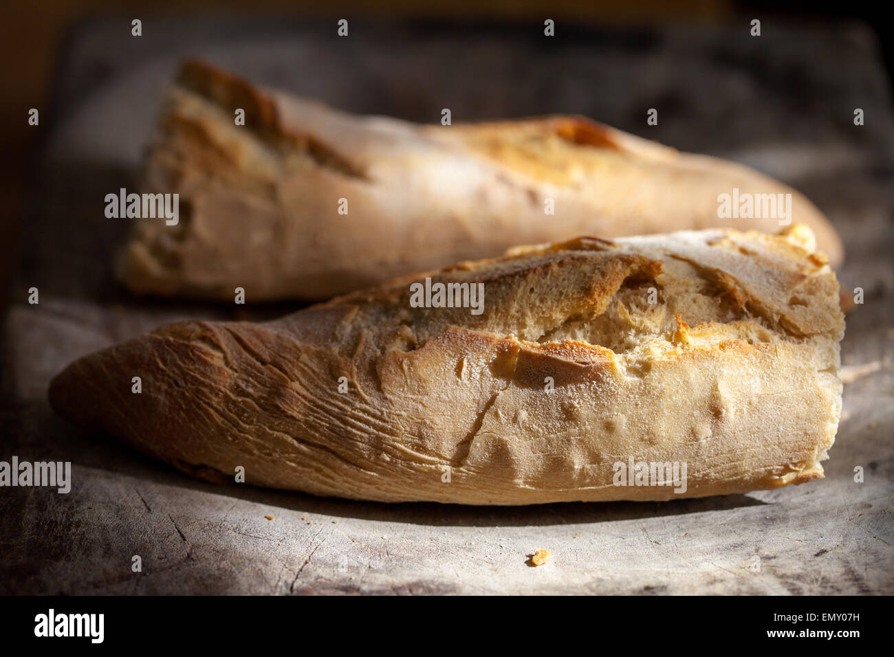 Frisches Brot auf dem Holzbrett Stockfoto