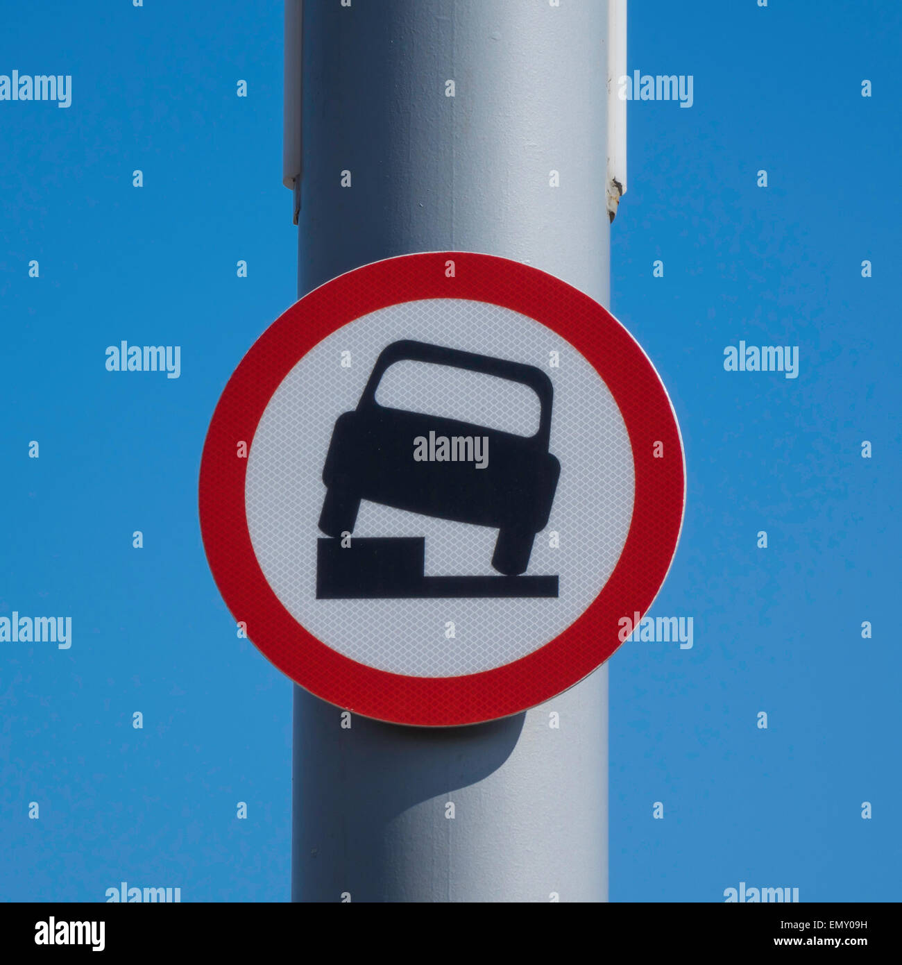Verkehr Warnung Zeichen Straßenfahrzeuge nicht am Rande Bürgersteig geparkt werden Stockfoto