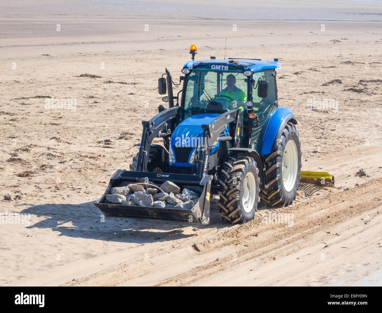 Badestrand Meer in Redcar gereinigt von den örtlichen Behörden über eine mechanische Traktor ziehen eine Harke Stockfoto