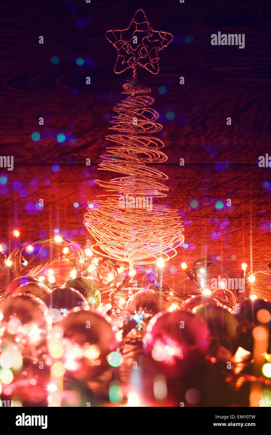 Mehrfarbige Closeup Weihnachtskugeln mit elektrischen Garland und Metall Baum Zusammensetzung. Stockfoto