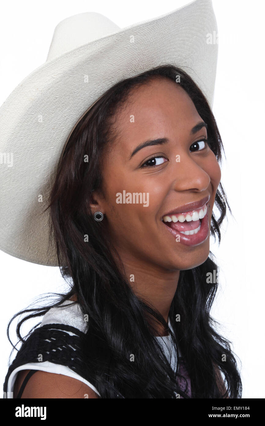 Lachende afroamerikanische Frau in einem weißen Cowboy-Hut. Stockfoto