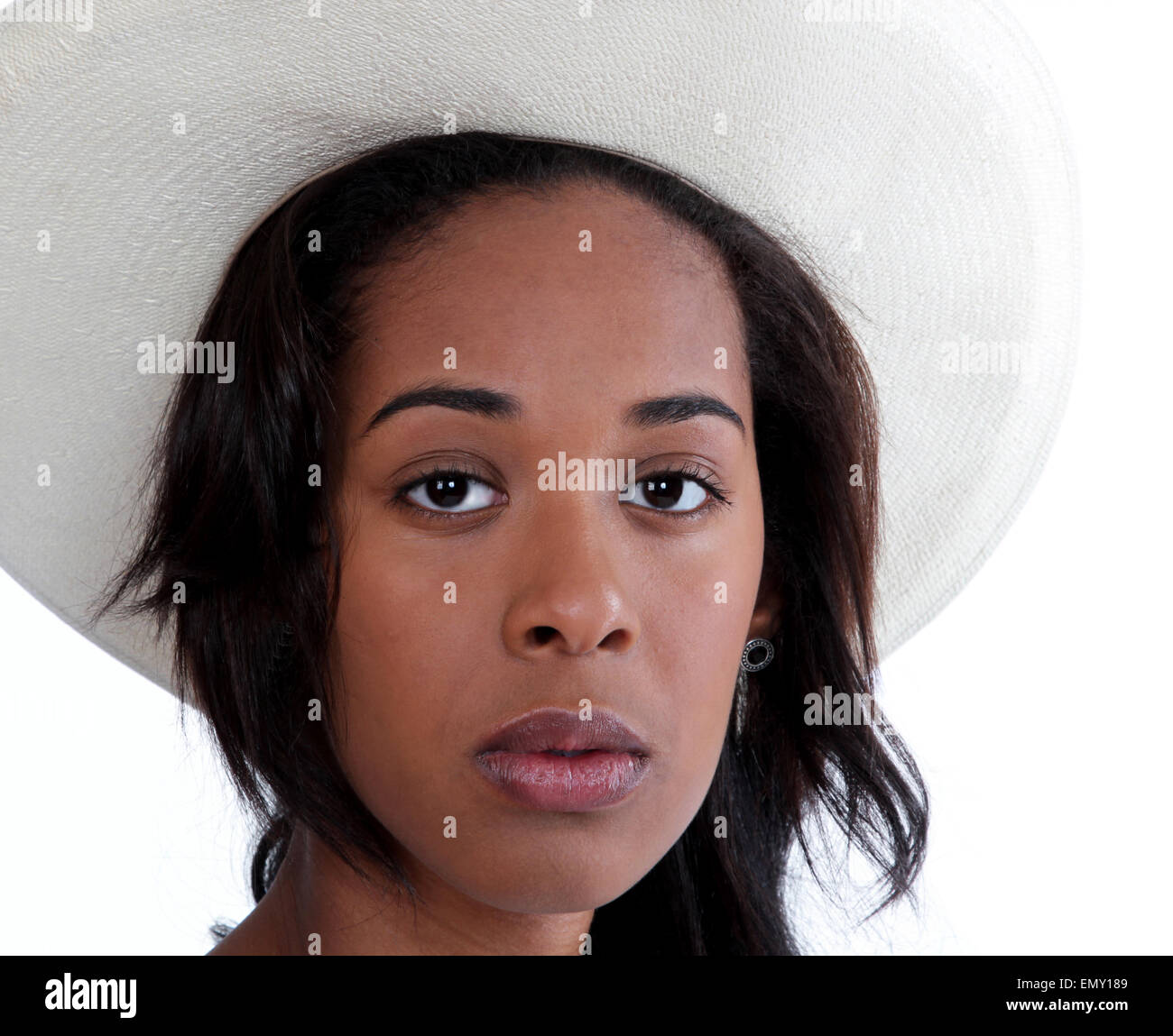 Ernst schauende afroamerikanische Frau trägt einen weißen Cowboyhut. Stockfoto