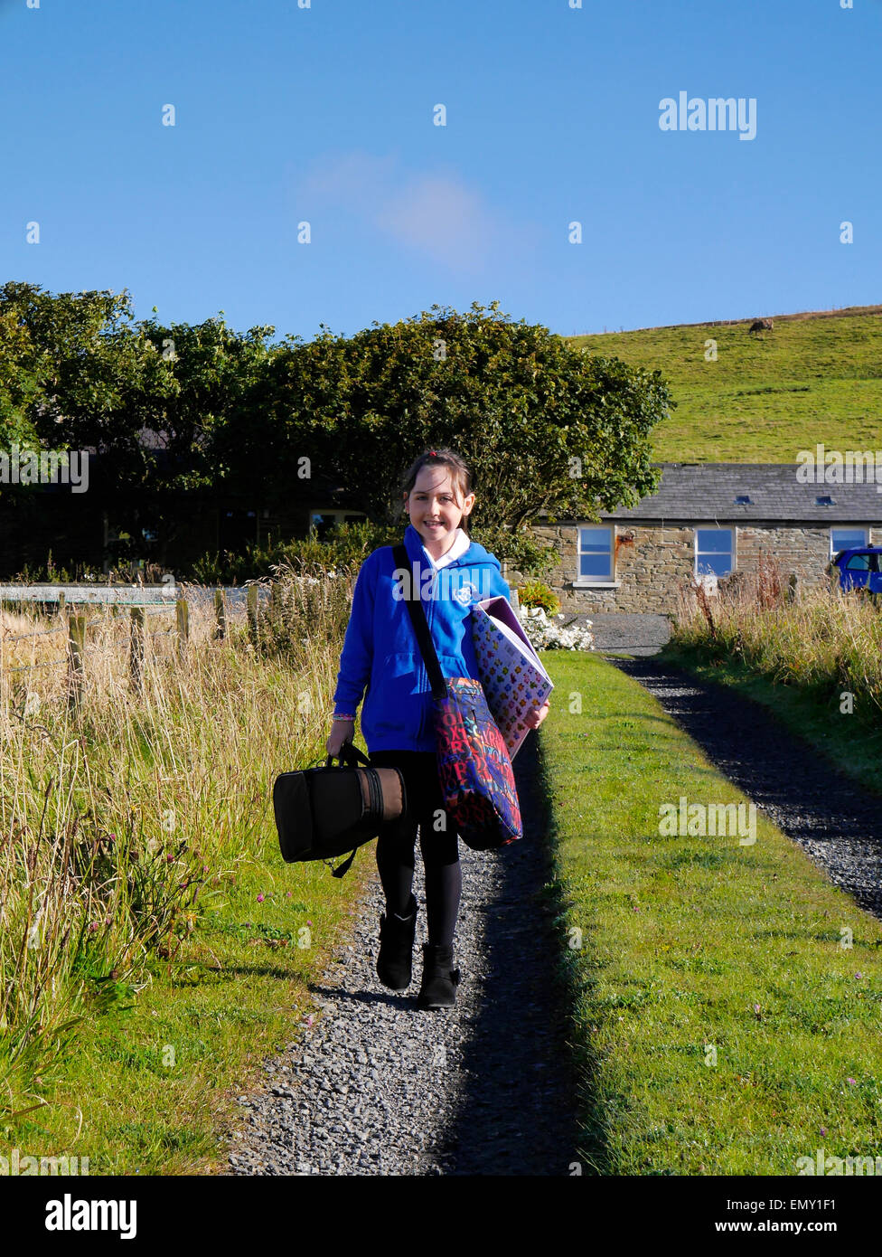 Kind zu Fuß zur Schule Stockfoto