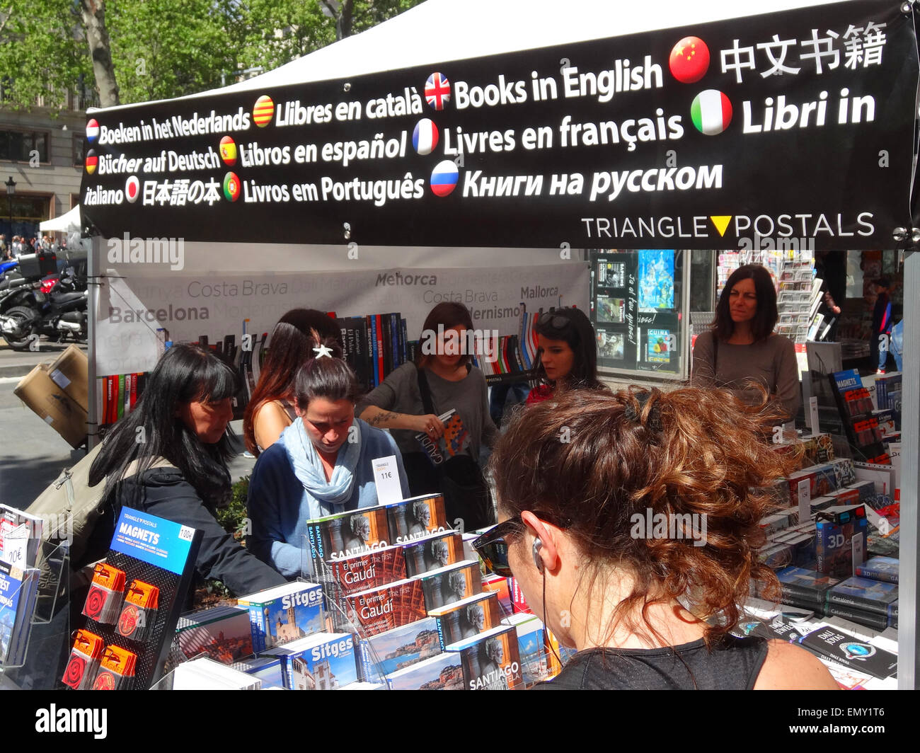 (150424) - BARCELONA, 24. April 2015 (Xinhua)--Kunden besuchen einem Bücherstand in Barcelona, Spanien, 23. April 2015. 23 April ist der internationale Tag des Buches und auch Saint George's oder Sant Jordi (auf Katalanisch) Tag. Es ist traditionell, eine Rose oder ein Buch, ein geliebter Mensch an diesem Tag zu geben. Laut lokalen Medien Buch-Shops erwarten, 19,3 Millionen Euro übertreffen, die sie im Jahr 2014 verdient und Floristen erwarten Rosen Einkäufe, 7 Millionen zu erreichen. (Xinhua/Zhou Zhe) Stockfoto