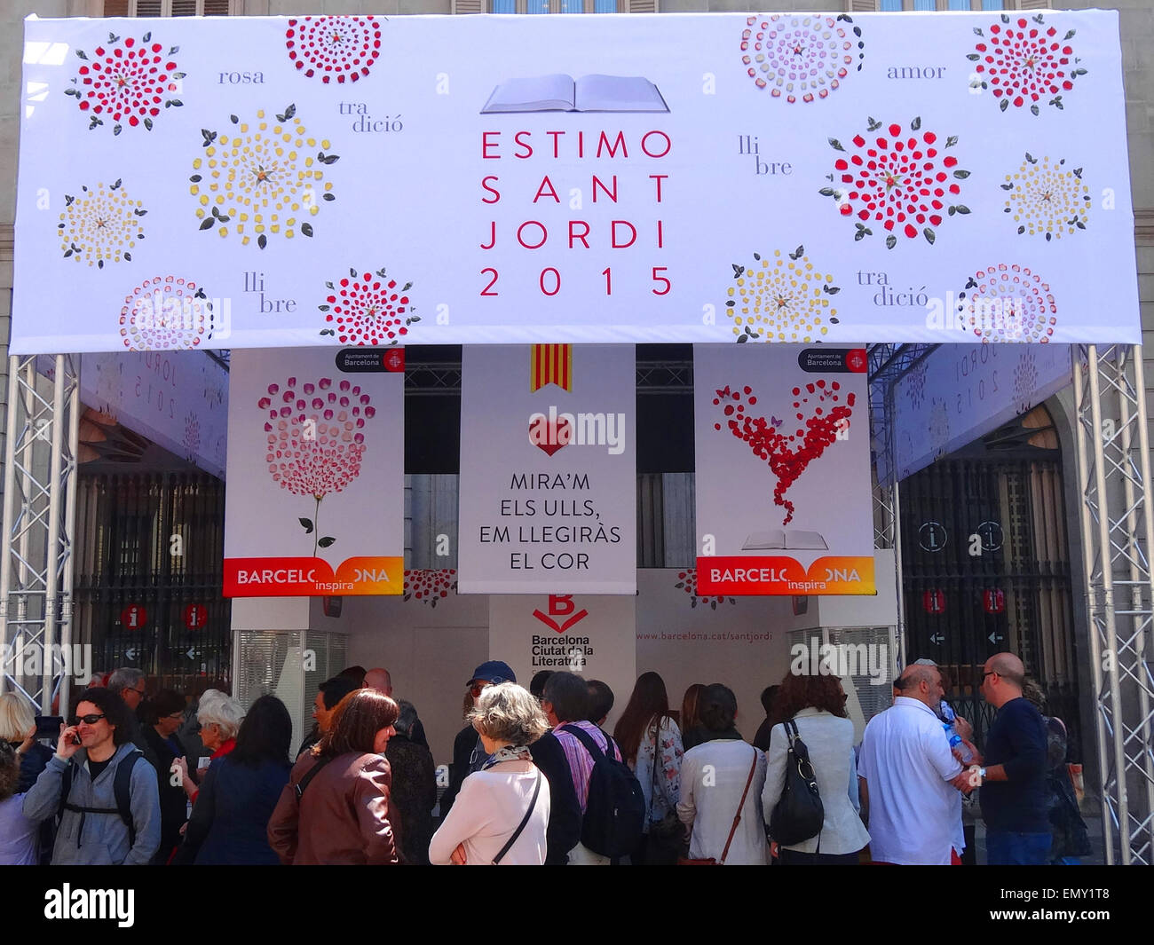 (150424) - BARCELONA, 24. April 2015 (Xinhua)--Kunden besuchen einem Bücherstand in Barcelona, Spanien, 23. April 2015. 23 April ist der internationale Tag des Buches und auch Saint George's oder Sant Jordi (auf Katalanisch) Tag. Es ist traditionell, eine Rose oder ein Buch, ein geliebter Mensch an diesem Tag zu geben. Laut lokalen Medien Buch-Shops erwarten, 19,3 Millionen Euro übertreffen, die sie im Jahr 2014 verdient und Floristen erwarten Rosen Einkäufe, 7 Millionen zu erreichen. (Xinhua/Zhou Zhe) Stockfoto