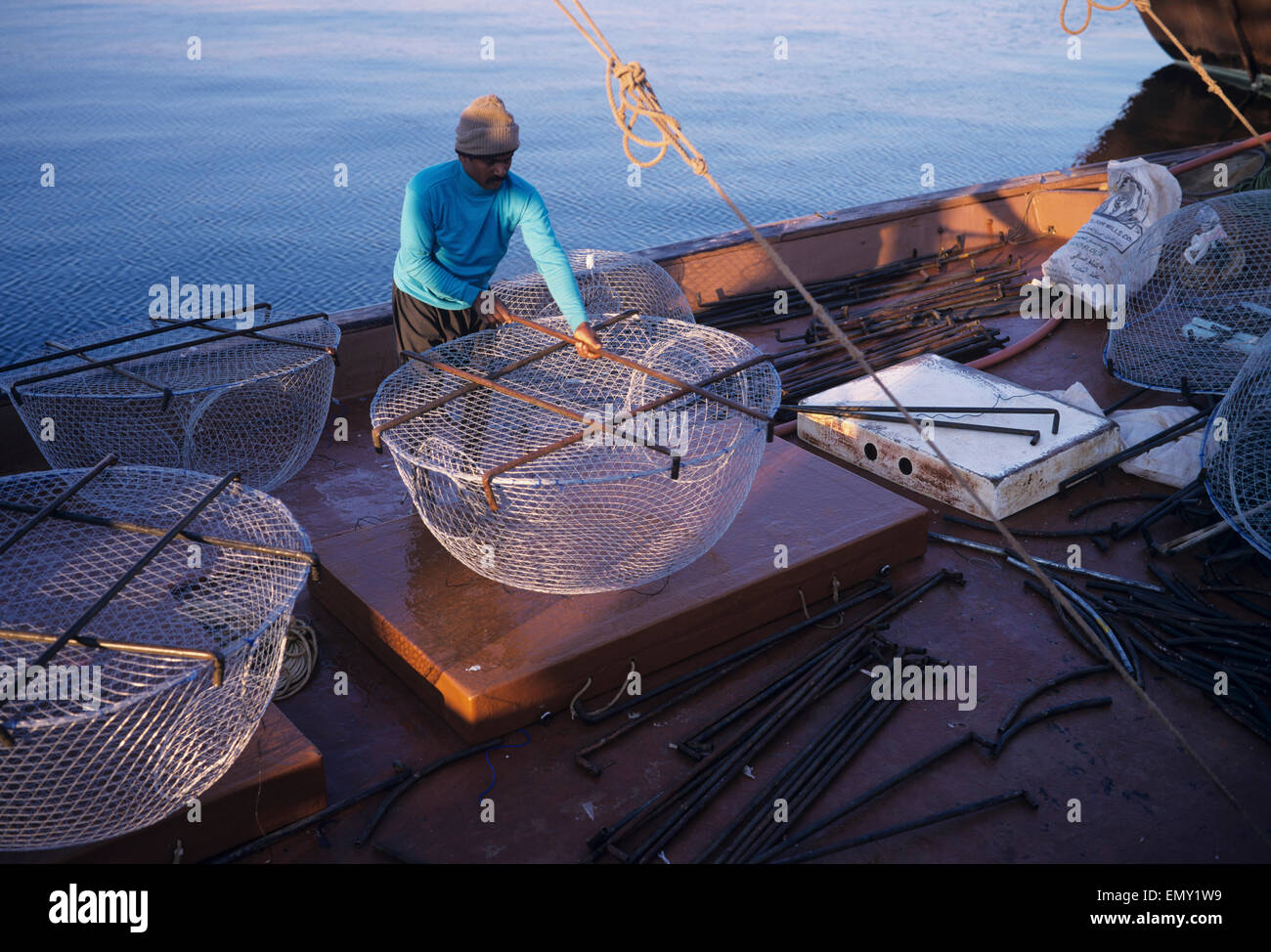 Fischer einrichten die Angelausrüstung und Net auf einem Boot. Stockfoto